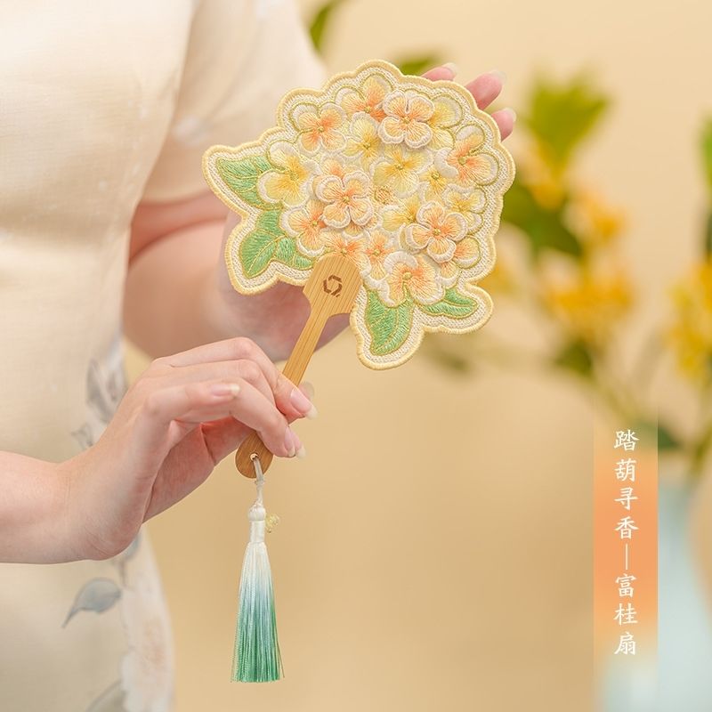 1手刺繍のミニ団扇 ～夏のロマンを閉じ込めて～