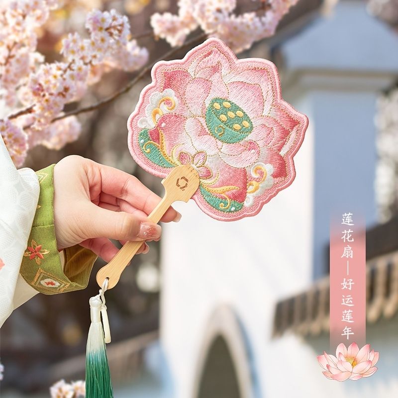 1手刺繍のミニ団扇 ～夏のロマンを閉じ込めて～