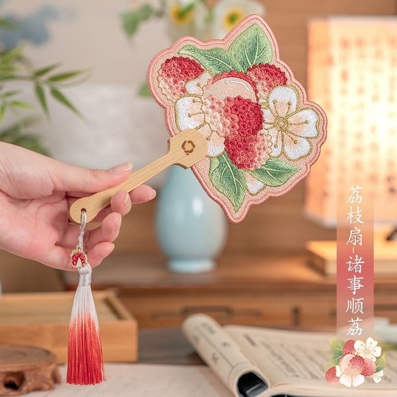 1手刺繍のミニ団扇 ～夏のロマンを閉じ込めて～